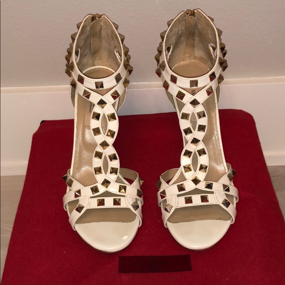 💯Authentic Gorgeous Studded Valentino Sandals